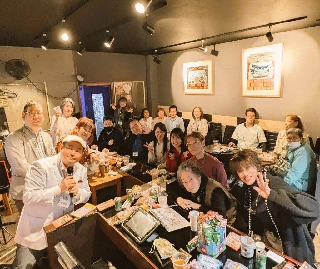 塚本カラオケバー【Bar KOTO】
私のボイストレーナーの先生が昔から馴染みのある作詞家さんが経営されてます。
ボイストレーニング教室『スタジオリーフ』の発表会ライブの二次会や交流会もよくここで開かれるので、想い出深い場所です。
塚本駅から徒歩すぐなのでカラオケ好きな方はぜひ♪