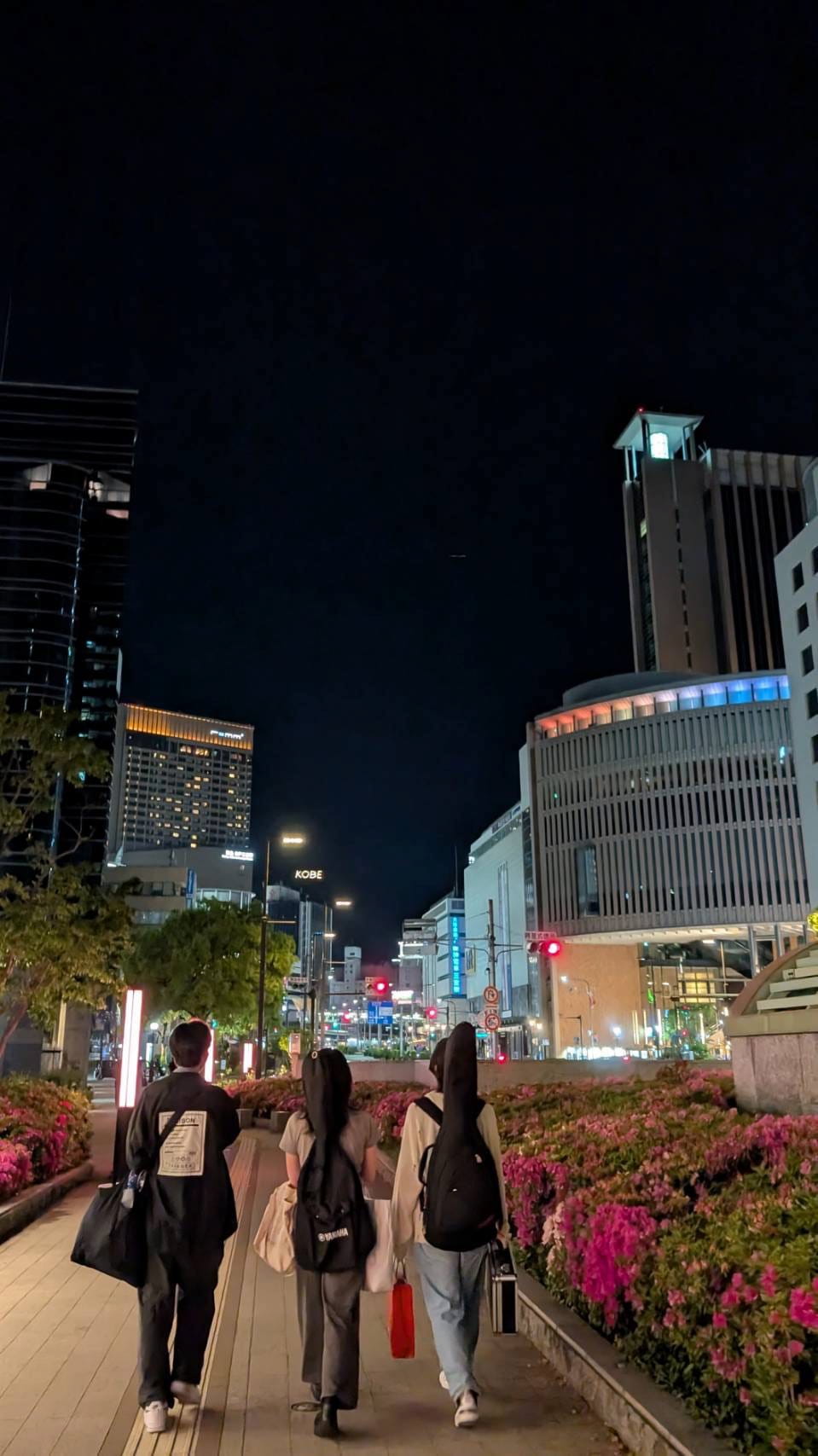 穏やかな雰囲気の中、人と人が結びつき合う温かな雰囲気