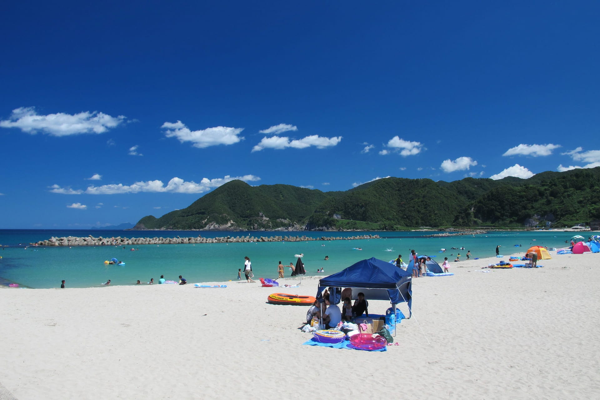 兵庫県豊岡市竹野浜の海上アスレチック